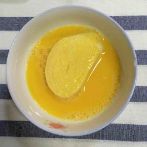 把馒头片放入蛋液中，两面反转沾满鸡蛋液即可。