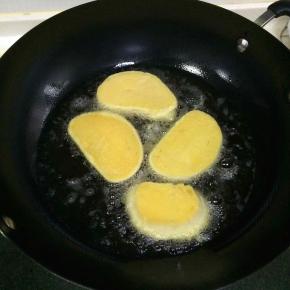 油烧热后，下入包裹着鸡蛋液的馒头片，小火炸制，待馒头片一面颜色渐渐变深后，可用筷子翻面继续炸，两面炸至金黄色即可。