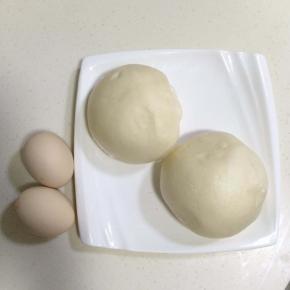 准备好馒头和鸡蛋。