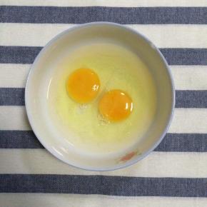 鸡蛋打在碗内，加入少许水和盐。