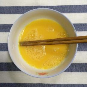 把鸡蛋打散，均匀与水、盐融合。