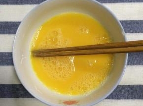 把鸡蛋打散，均匀与水、盐融合。