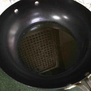 炒锅加热，倒入适量的油。