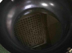 炒锅加热，倒入适量的油。