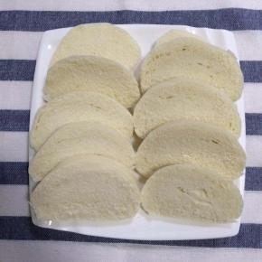 把馒头切成一厘米厚度的薄片。