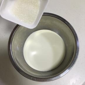 再加入细砂糖。