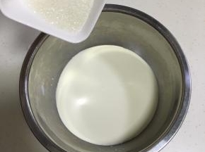 再加入细砂糖。