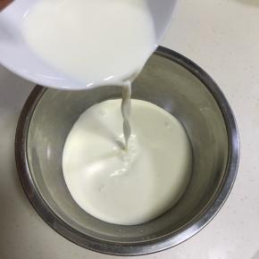 在不锈钢容器内加入淡奶油和牛奶。