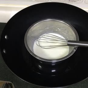 隔温水搅拌至细砂糖溶化。
