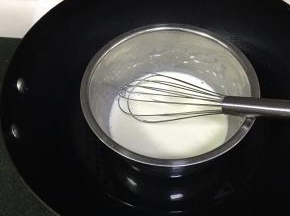 隔温水搅拌至细砂糖溶化。
