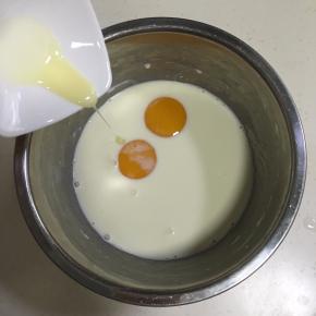 稍放凉后，加入蛋黄和炼乳。