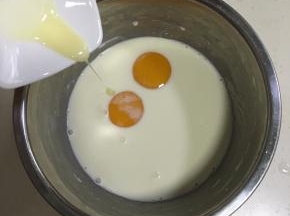 稍放凉后，加入蛋黄和炼乳。