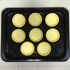 把蛋挞液倒入解冻好的挞皮中，八分满。