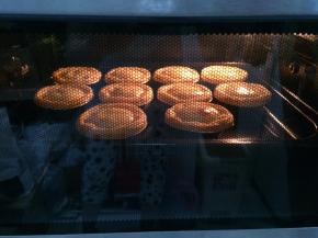 入预热好的烤箱中层，上下火，220度，15分钟左右。