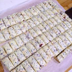 放凉稍带点余温即可用刀切开，切成长条状。