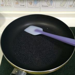 把黑芝麻入不粘锅中小火炒熟。