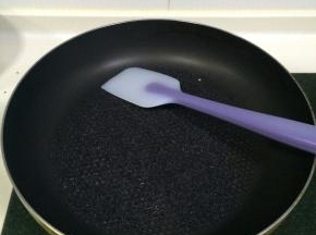 把黑芝麻入不粘锅中小火炒熟。