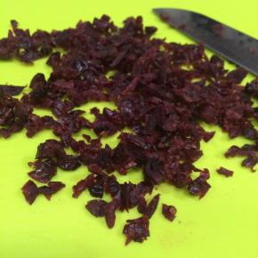 用刀把蔓越莓切碎。