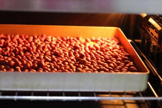 先把花生用清水冲洗一下，沥干水分，入烤箱150度约烤15-20分钟，无需预热。