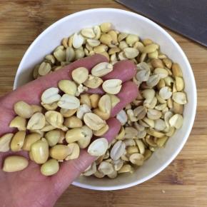 烤完的花生待冷却后去皮，掰成两半。（不掰开也是可以）