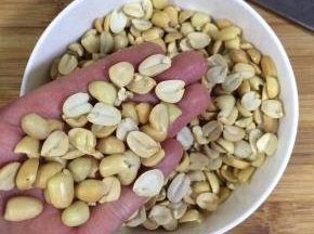 烤完的花生待冷却后去皮，掰成两半。（不掰开也是可以）