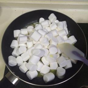 待黄油化开后，加入棉花糖小火加热至融化。