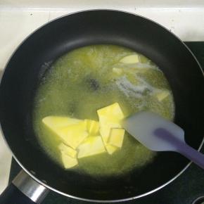 把黄油放入不粘锅内，小火加热至完全化开。