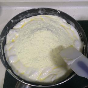 加入全脂奶粉，迅速翻拌。