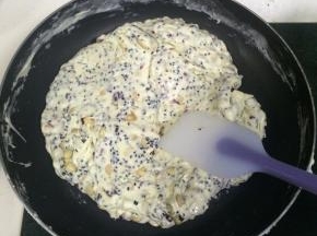迅速翻拌均匀，用手摸着干而不粘手即可。