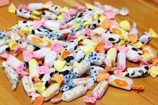 给切好的牛轧糖包上糯米纸和糖纸。