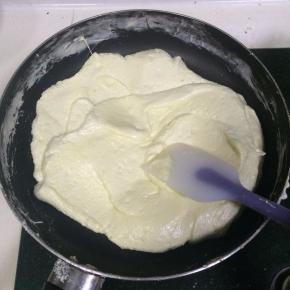 翻拌直至看不到奶粉状态即可。