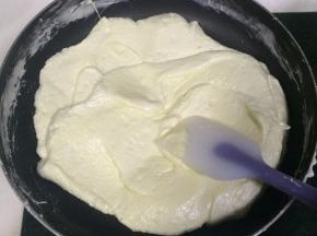 翻拌直至看不到奶粉状态即可。