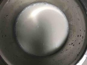 3.牛奶加糖搅拌均匀！
4.将泡好的吉利丁粉隔水加热至融化！均分成两份，分别倒入火龙果汁和牛奶里！此步骤忘记拍图，请自行脑补吧!
