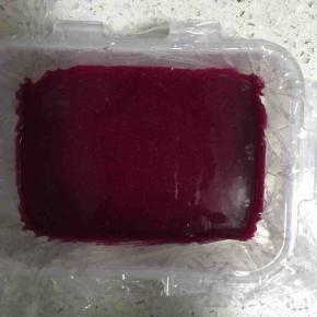 5.将模具或者保鲜盒底部和四周加铺保鲜膜，用勺子盛一勺火龙果汁倒入盒子中，入冰箱冷冻层冷冻8分钟取出，再盛一勺牛奶倒入盒子中，放入冰箱继续冷冻8分钟！依次类推，直到填满盒子，最后一层凝固，取出放入冰箱冷藏！