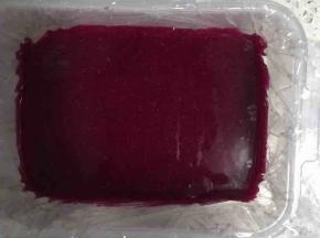 5.将模具或者保鲜盒底部和四周加铺保鲜膜，用勺子盛一勺火龙果汁倒入盒子中，入冰箱冷冻层冷冻8分钟取出，再盛一勺牛奶倒入盒子中，放入冰箱继续冷冻8分钟！依次类推，直到填满盒子，最后一层凝固，取出放入冰箱冷藏！