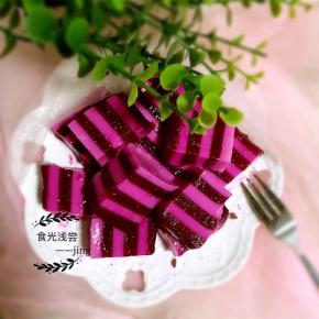 6，冷藏一夜后取出，脱模切块，Q弾软糯，丝丝凉意，丝丝酸甜，一起来清凉一下吧！