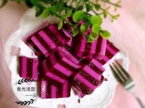 6，冷藏一夜后取出，脱模切块，Q弾软糯，丝丝凉意，丝丝酸甜，一起来清凉一下吧！