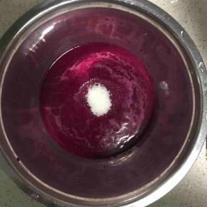 2.火龙果榨汁后过滤，加入15克白糖搅拌均匀