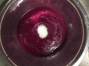 2.火龙果榨汁后过滤，加入15克白糖搅拌均匀