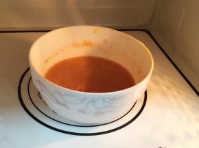 入微波炉加热约20秒取出，搅拌至黄油溶化且使液体完全乳化状态，也可以隔温水搅拌。