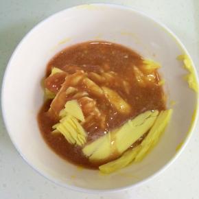 黄油切小块，加入榨好圣女果汁。