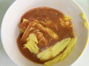 黄油切小块，加入榨好圣女果汁。
