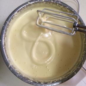 搅打至蛋糊粘稠状，可以画个“8”不会立刻消失。