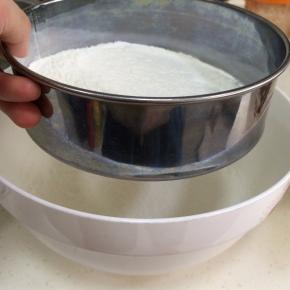 把低筋面粉过筛备用。