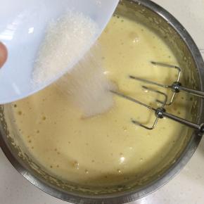 分三次加入细砂糖搅打。