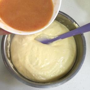 分两次加入乳化好的黄油圣女果汁，继续用刮刀翻拌均匀。