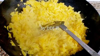 凤梨切小，沥干果汁，用不粘锅炒，不要用铁锅哦。。
也可以用料理机打碎了炒
