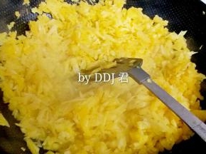 凤梨切小，沥干果汁，用不粘锅炒，不要用铁锅哦。。
也可以用料理机打碎了炒