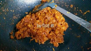 炒制途中加冰糖。。起锅前10分钟加麦芽糖
这方子是用了三个凤梨，这图片上只有两个凤梨。还有一个是前一天炒了