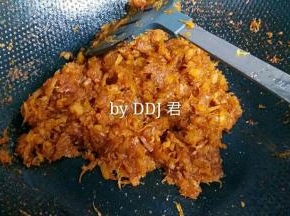 炒制途中加冰糖。。起锅前10分钟加麦芽糖
这方子是用了三个凤梨，这图片上只有两个凤梨。还有一个是前一天炒了